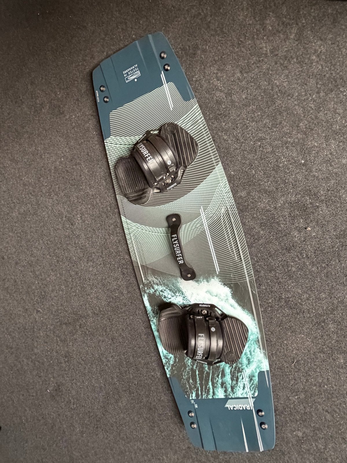 Flysurfer Radical 6 Kiteboard 138cm - Zo goed als nieuw, Watersport en Boten, Twintip, Ophalen, Zo goed als nieuw, Kiteboard