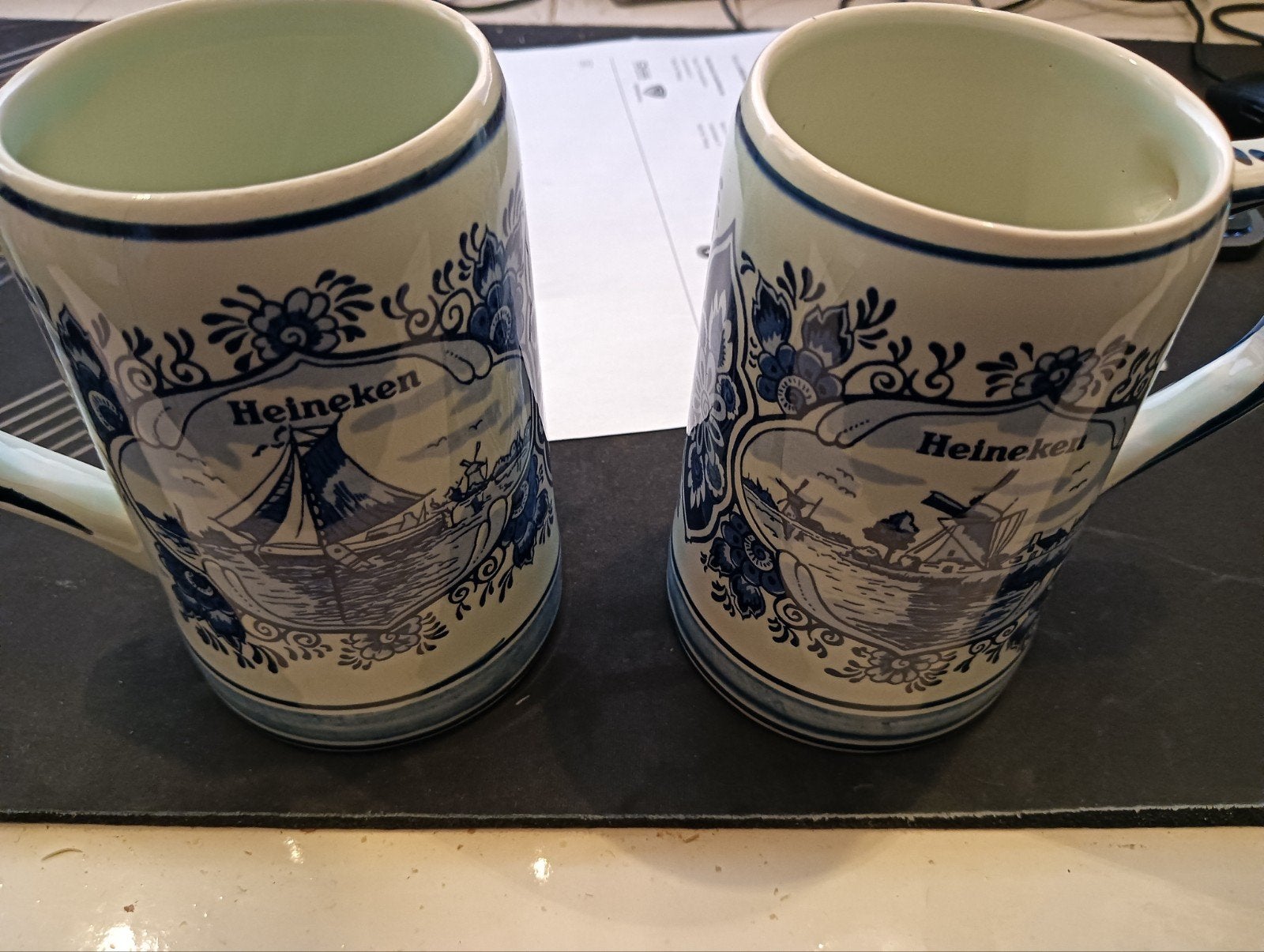Set van 2 Handgeschilderde Delft Blauw Heineken Mokken, Ophalen of Verzenden