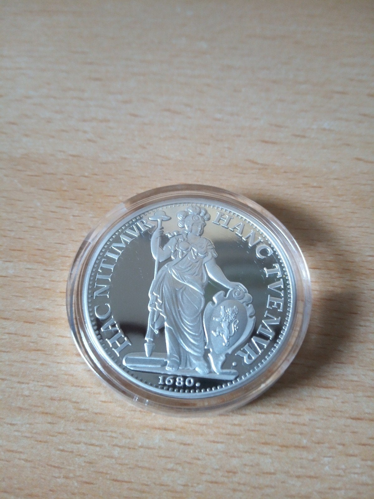 Replica Zwaar Verzilverde 1e Gulden 1680 Proof 38mm, Postzegels en Munten, 1 gulden, Vóór koninkrijk, Zilver, Ophalen of Verzenden