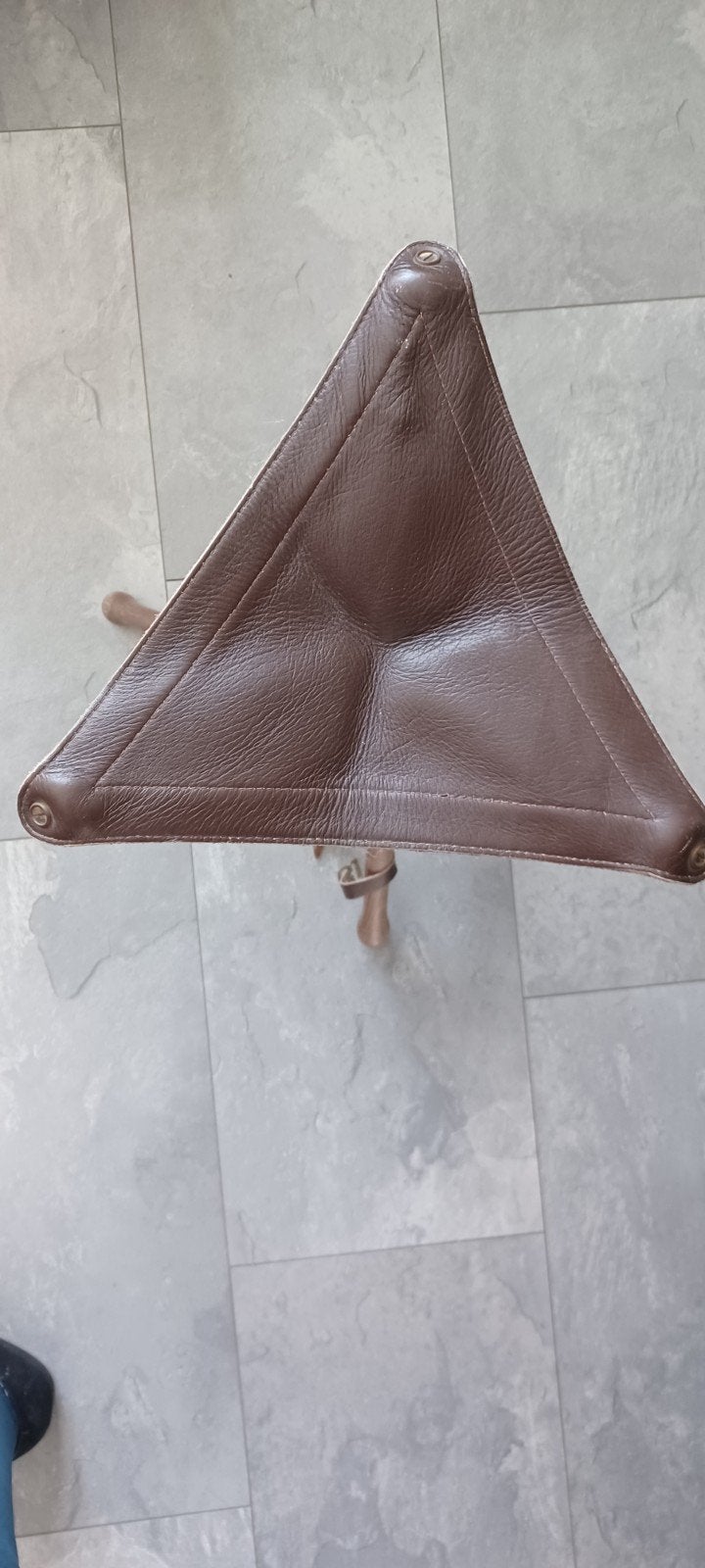 Vintage opvouwbaar driepoot krukje van leer en hout, Ophalen of Verzenden, Ezel