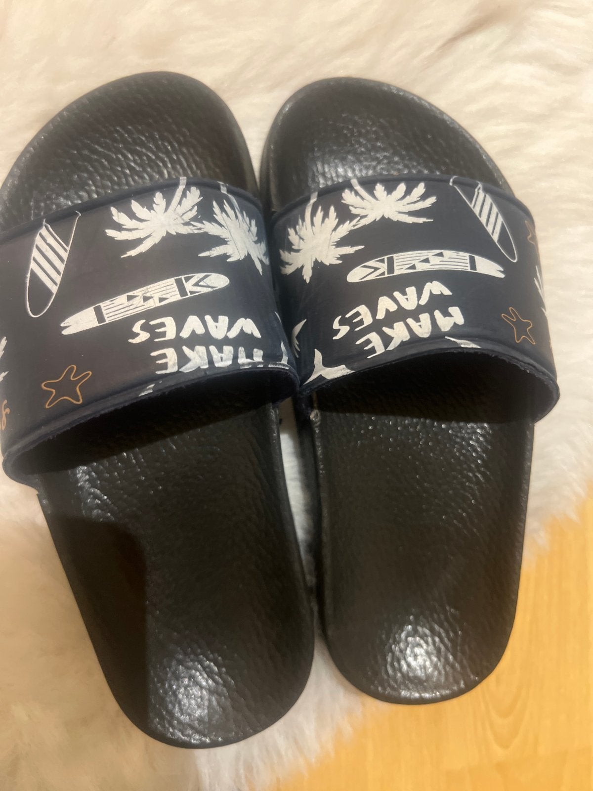 Leuke slippers met 'Make Waves' opdruk - Maat 30, Ophalen of Verzenden, Gebruikt, Jongen of Meisje, Overige typen