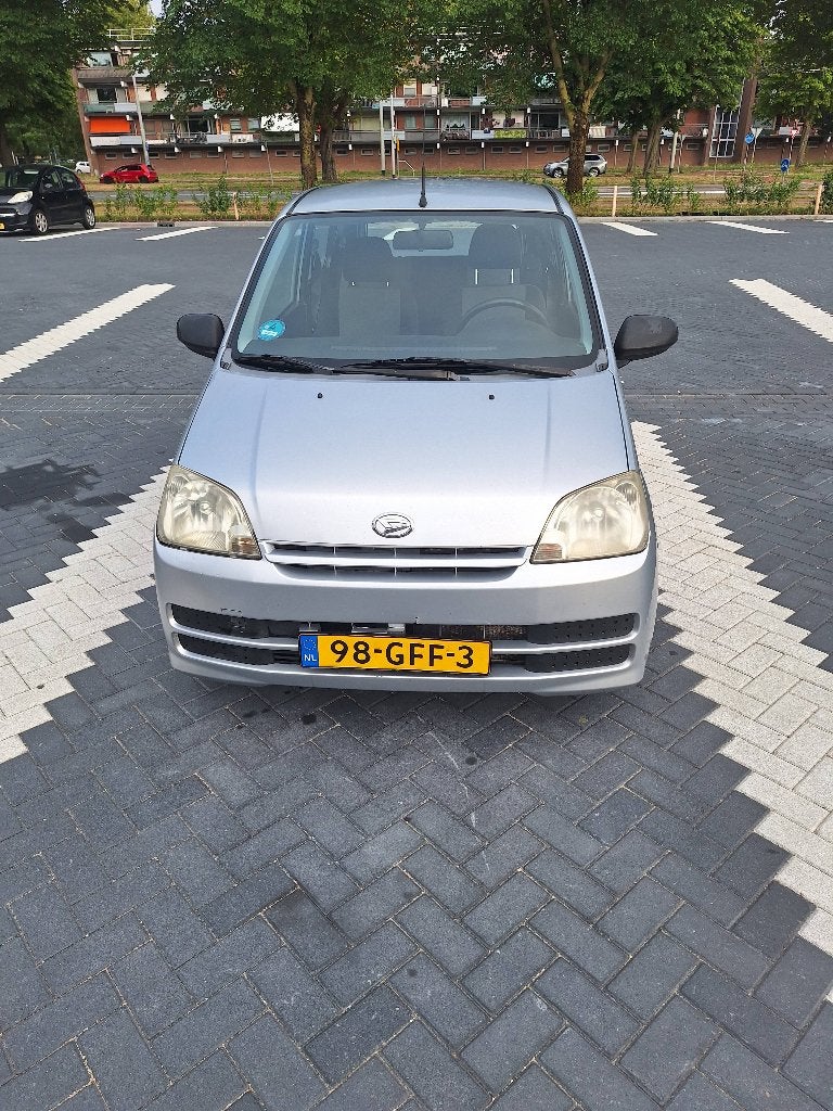 Daihatsu Cuore 1.0 3D 2008 Grijs , nw Apk Juli 2027, Stof, 600 kg, Zwart, 18 €/maand