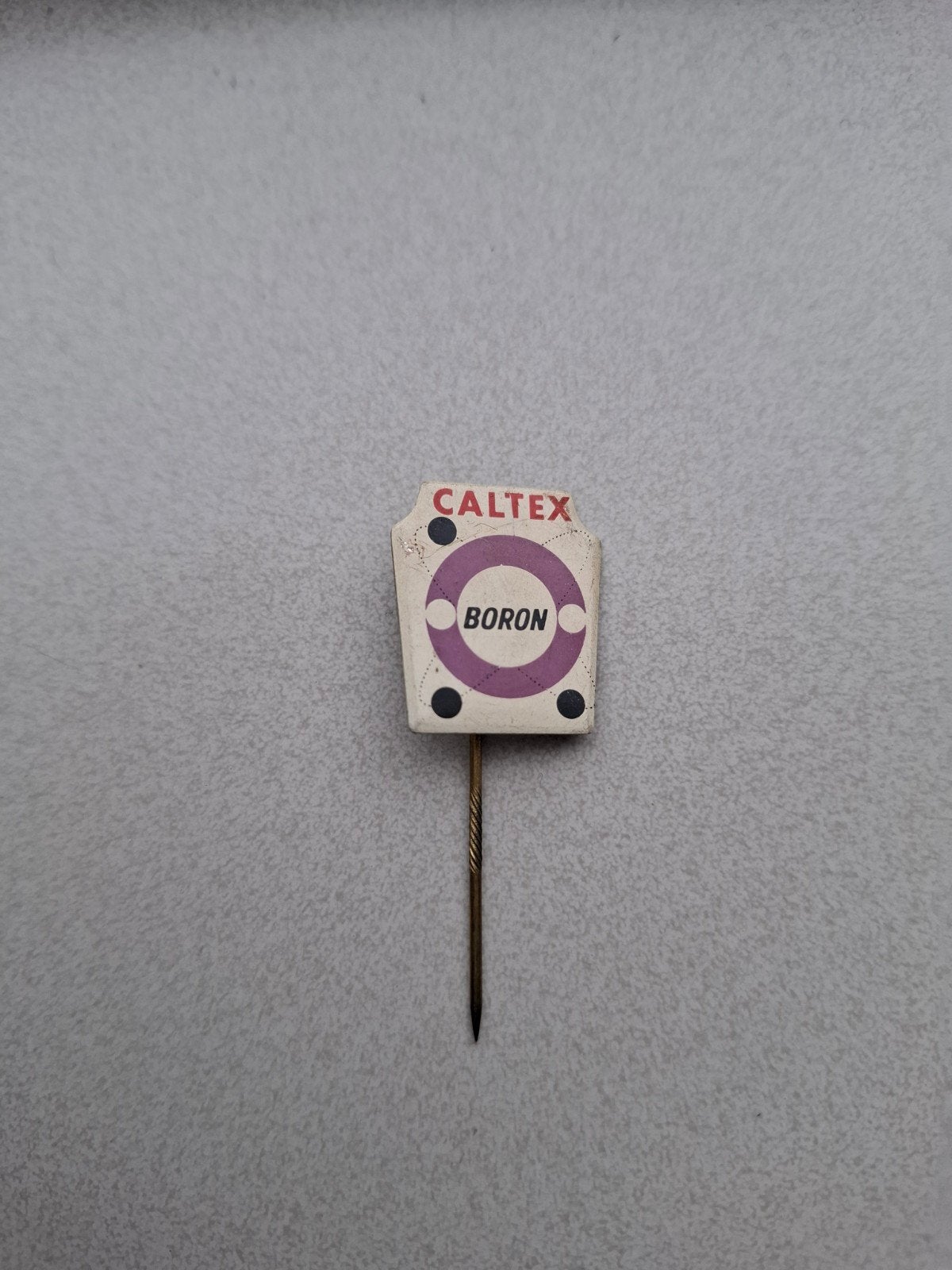 Vintage speldje pin prikker steekspeld Caltex Boron, Verzamelen, Ophalen of Verzenden