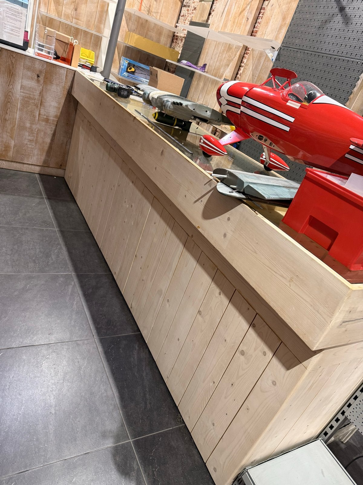 Houten toonbank met lades en vitrine, Ophalen