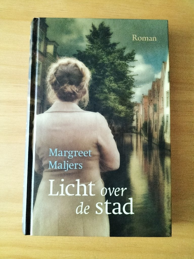 Licht over de stad - Margreet Maljers (Roman), Boeken, Gelezen, Ophalen of Verzenden, Margreet Maljers, Nederland
