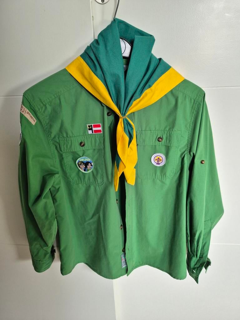 Welpen blouse maat 146 + das + insignes Scouting Gemert, Verzamelen, Scouting, Ophalen of Verzenden, Zo goed als nieuw, Kleding