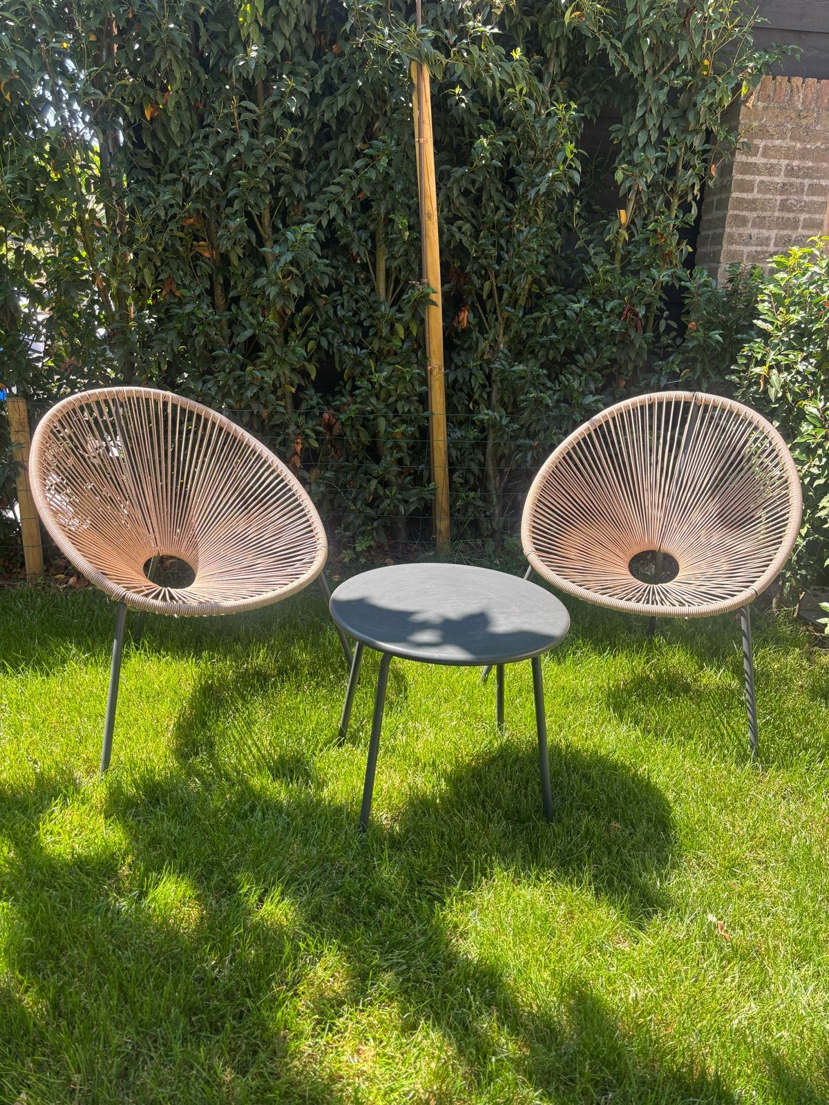 Twee rotan-stijl buitenstoelen met bijzettafel, Tuin en Terras, Tuinsets en Loungesets, Rotan, Zo goed als nieuw, Stoel, Tuinset