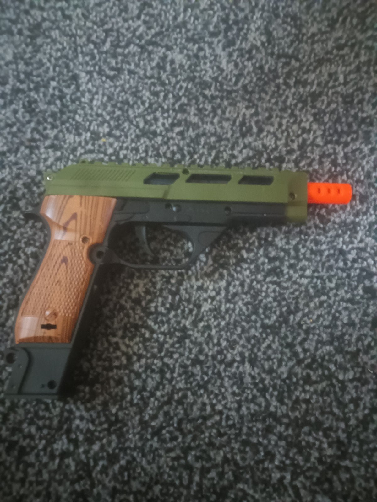 Nep pistool leuk om mee te spelen heeft terugslag., Ophalen