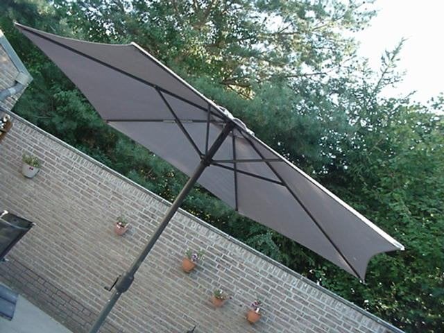 Grijze parasol, diam. 3 meter, met katrol + voet van beton.