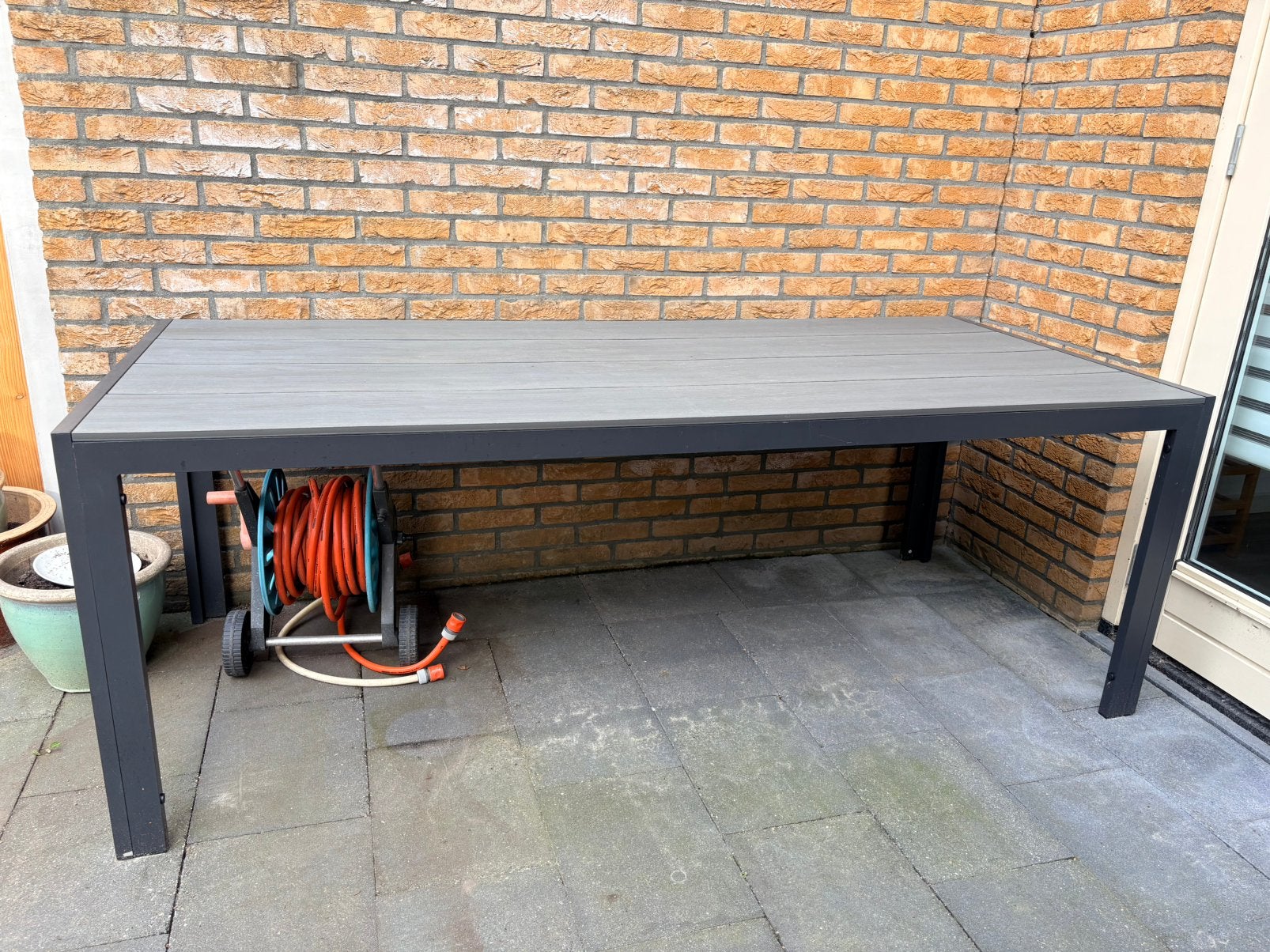 Foto 3 van Mooie grote grijze kunststof tuintafel