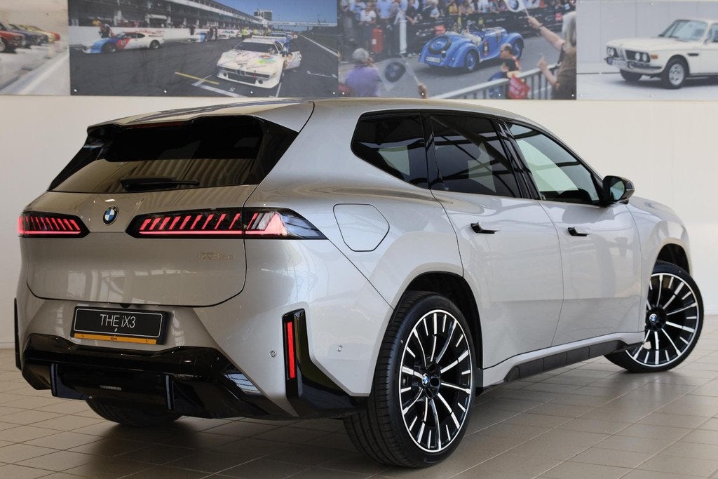 BMW iX3 50 xDrive | M Sport Pro | Panoramadak | Head-Up Disp, Auto's, BMW, Automaat, 660 min, Stof, Zwart