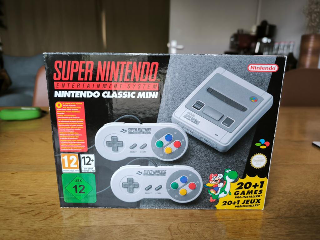 SNES Mini, Spelcomputers en Games, Spelcomputers | Nintendo Super NES, Ophalen of Verzenden, Zo goed als nieuw, Met 2 controllers