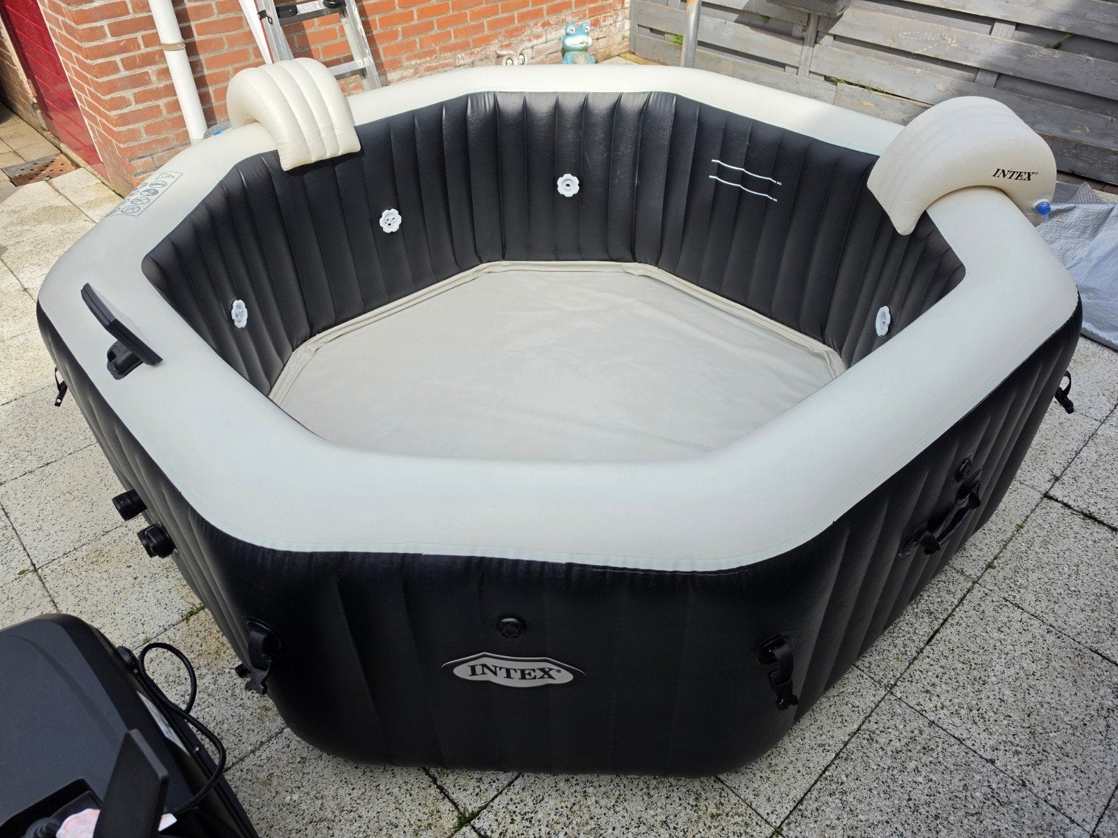 Intex PureSpa Jet&Bubble DeLuxe Jacuzzi met Zoutwatersysteem, Ophalen, Zo goed als nieuw, Afdekzeil, Opblaasbaar