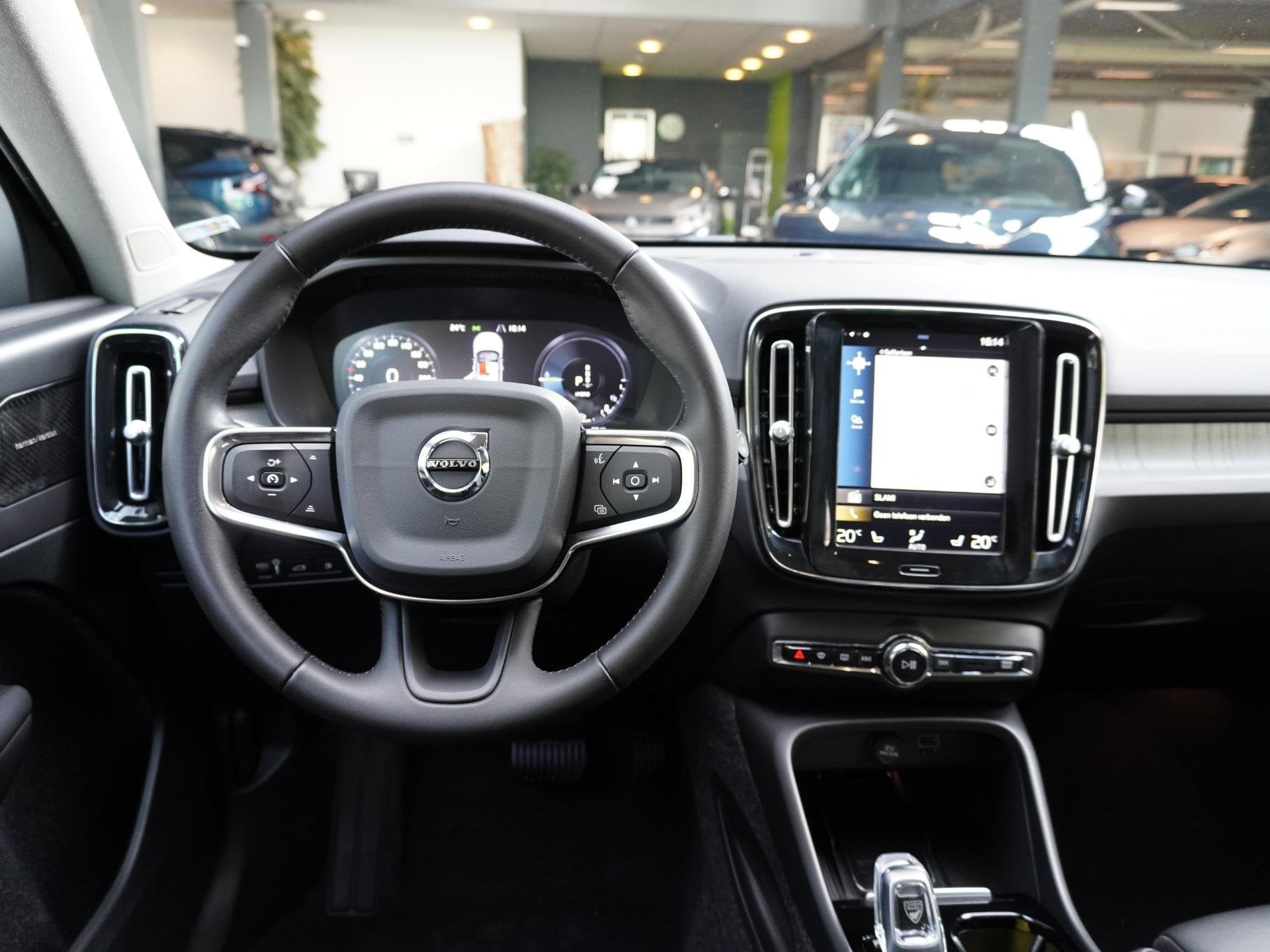 Volvo XC40 1.5 T5 Twin Engine Inscription AUTOMAAT / DEALER, Auto's, 1712 kg, Automatische klimaatregeling, Wit, Bedrijf