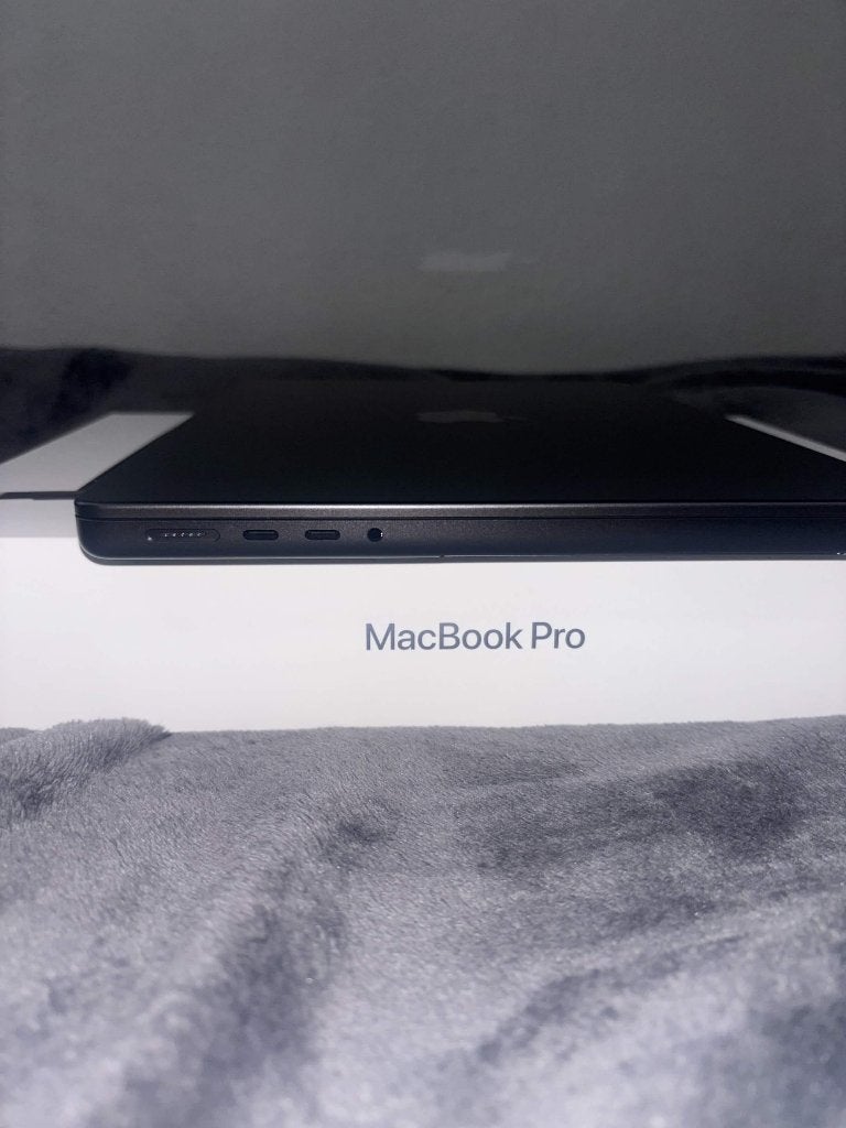 Foto 8 van MacBook Pro 2026 M5 14" Nano 24GB/1TB Spacezwart Ongebruikt