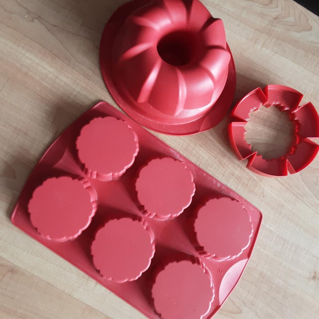 Tupperware Siliconen cakevorm, uitsteker, receptenboekje, Ophalen of Verzenden, Gebruikt, Rood, Overige typen