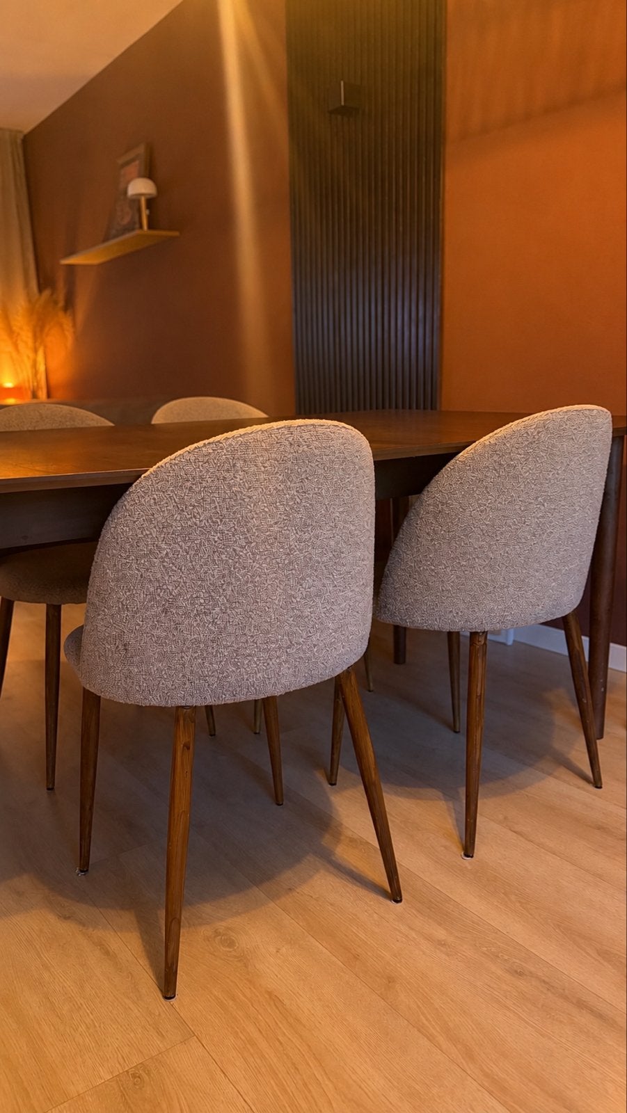 Set van 4 beige bouclé stoelen met walnoot poten, Huis en Inrichting, Stoelen, Ophalen, Overige kleuren, Zo goed als nieuw, Vier
