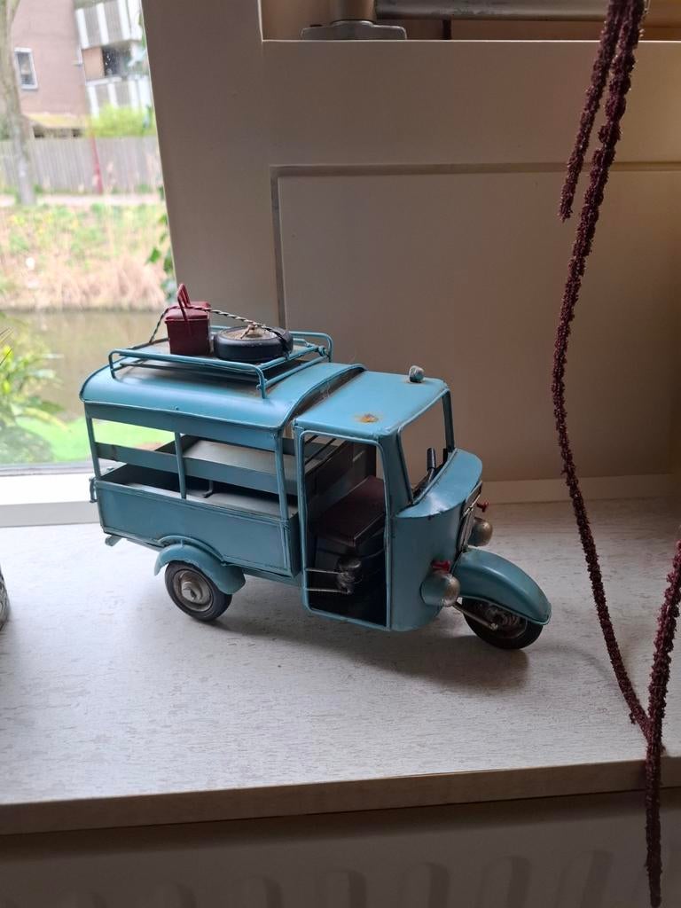 Blauwe modelauto, driewieler met bagage, Ophalen