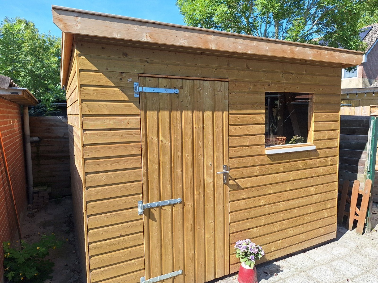 te koop hout  schuurtje  compleet  5 maand oud, Tuin en Terras, Tuinhuizen, Schuur, Zo goed als nieuw, 1 raam, Hout