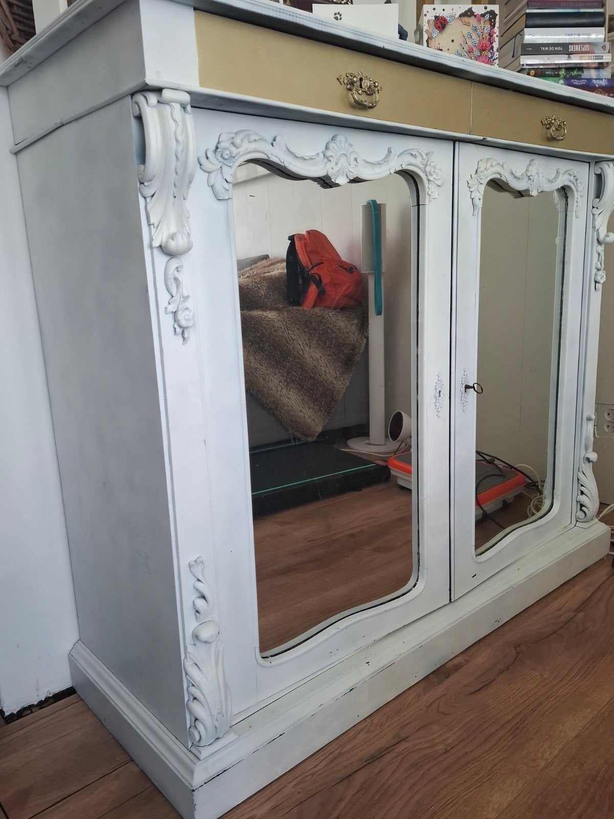 Leuke kast met spiegels (baroc), Ophalen