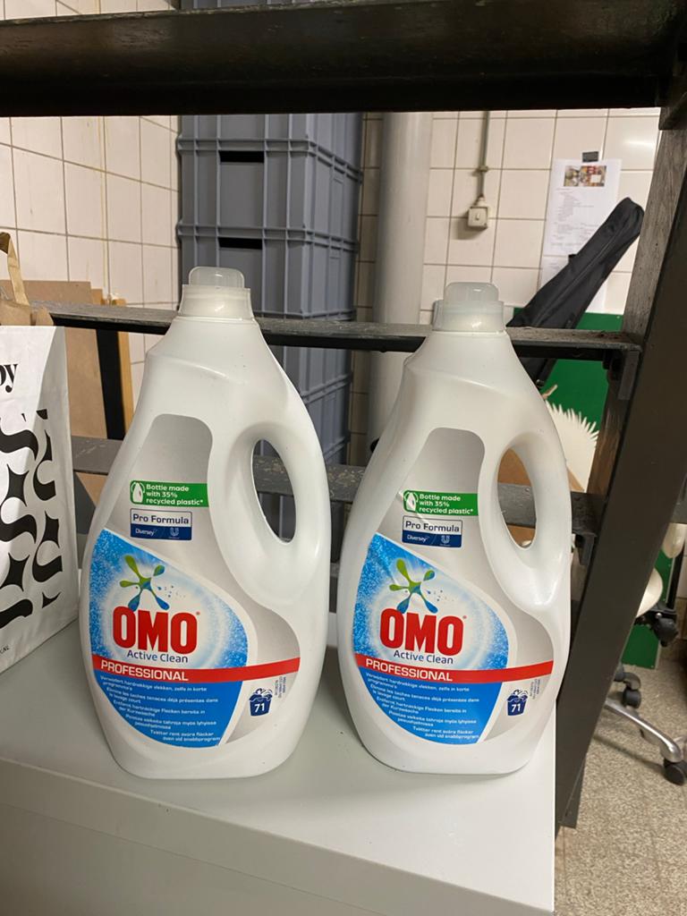 2x Omo Professional Active Clean Wasmiddel (1x nieuw, 1x 3/4, Ophalen, Zo goed als nieuw