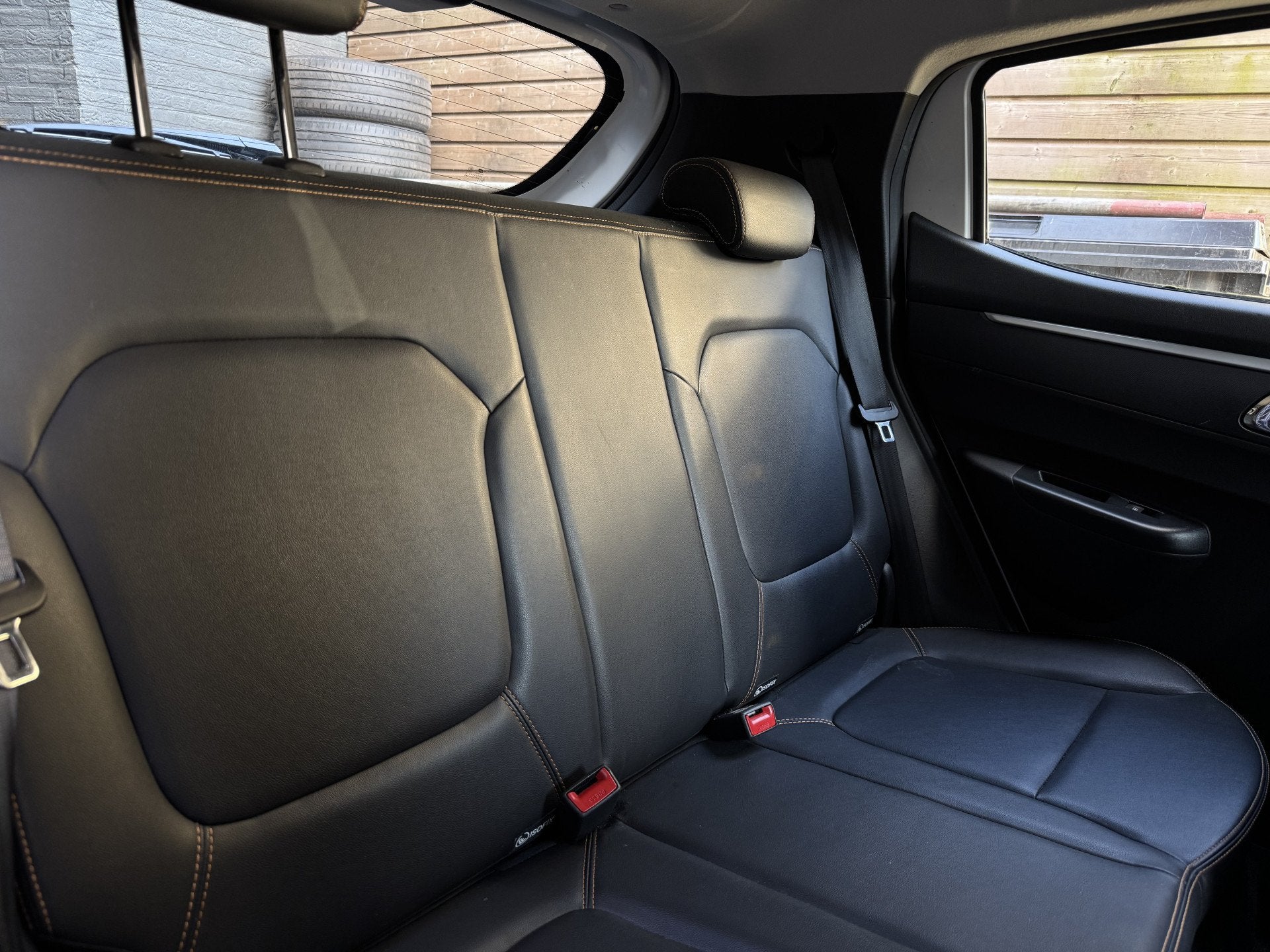 Dacia Spring Comfort Plus 27 kWh Navi | Airco | Camera |, Gebruikt, Zwart, 230 km, Wit