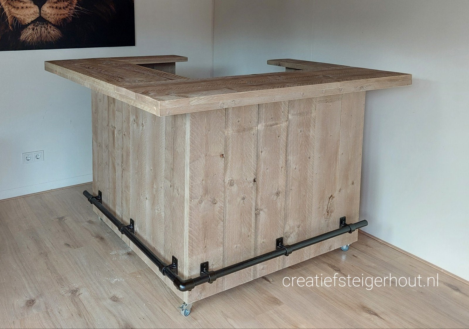 Steigerhouten hoekbar huisbar steigerbuizen zwart wielen, Verzenden, Nieuw