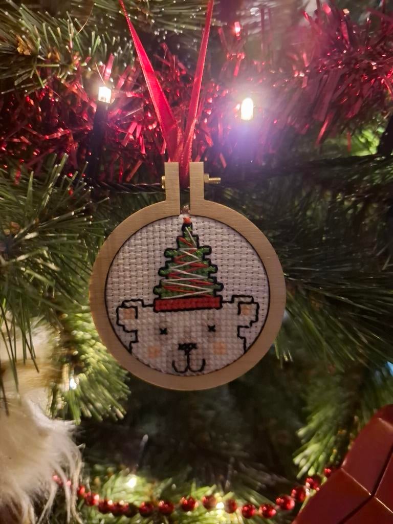 Geborduurde Kerst boomhanger - ijsbeer, Diversen, Kerst, Ophalen of Verzenden, Nieuw