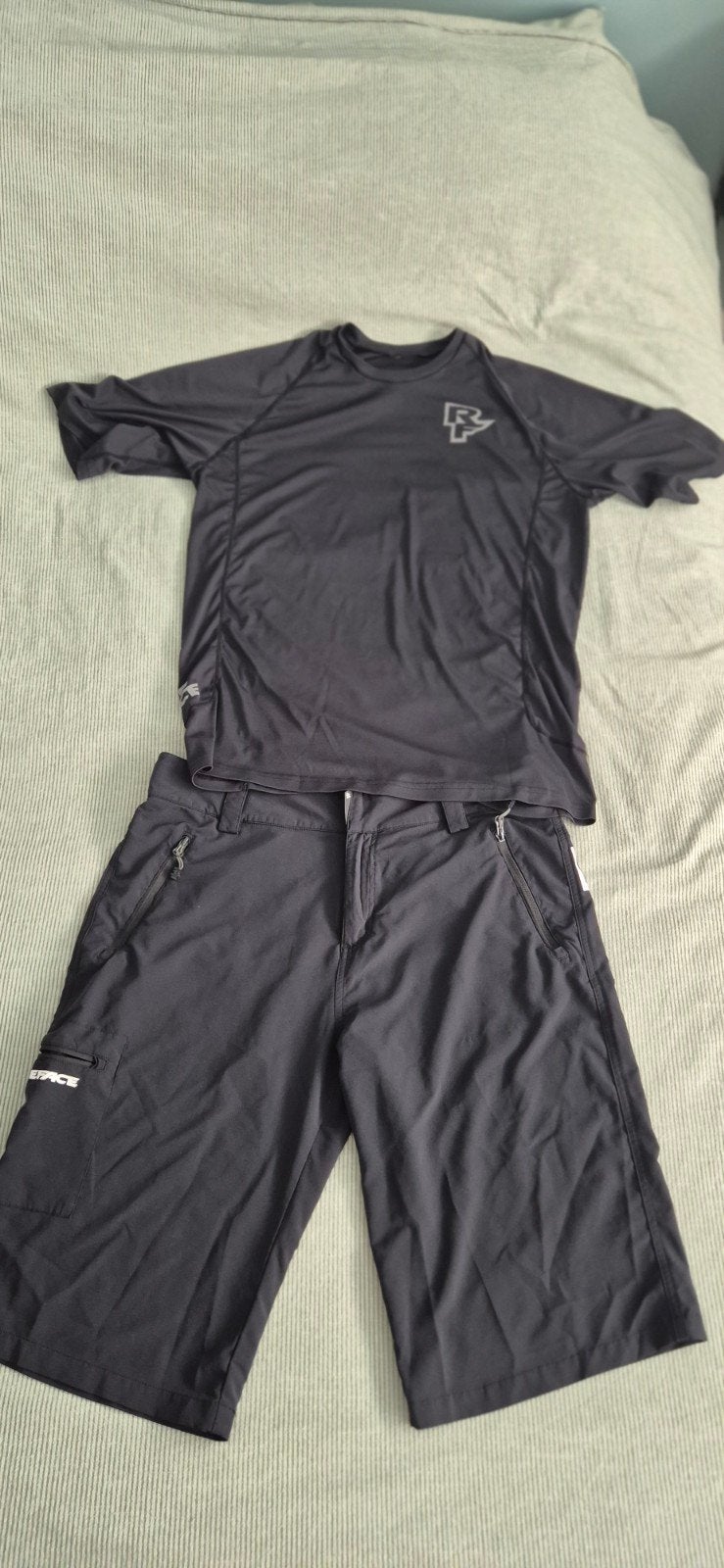 Race Face MTB kleding set - shirt en korte broek (L, zwart), Zwart, Ophalen of Verzenden, Hardlopen of Fietsen, Gedragen