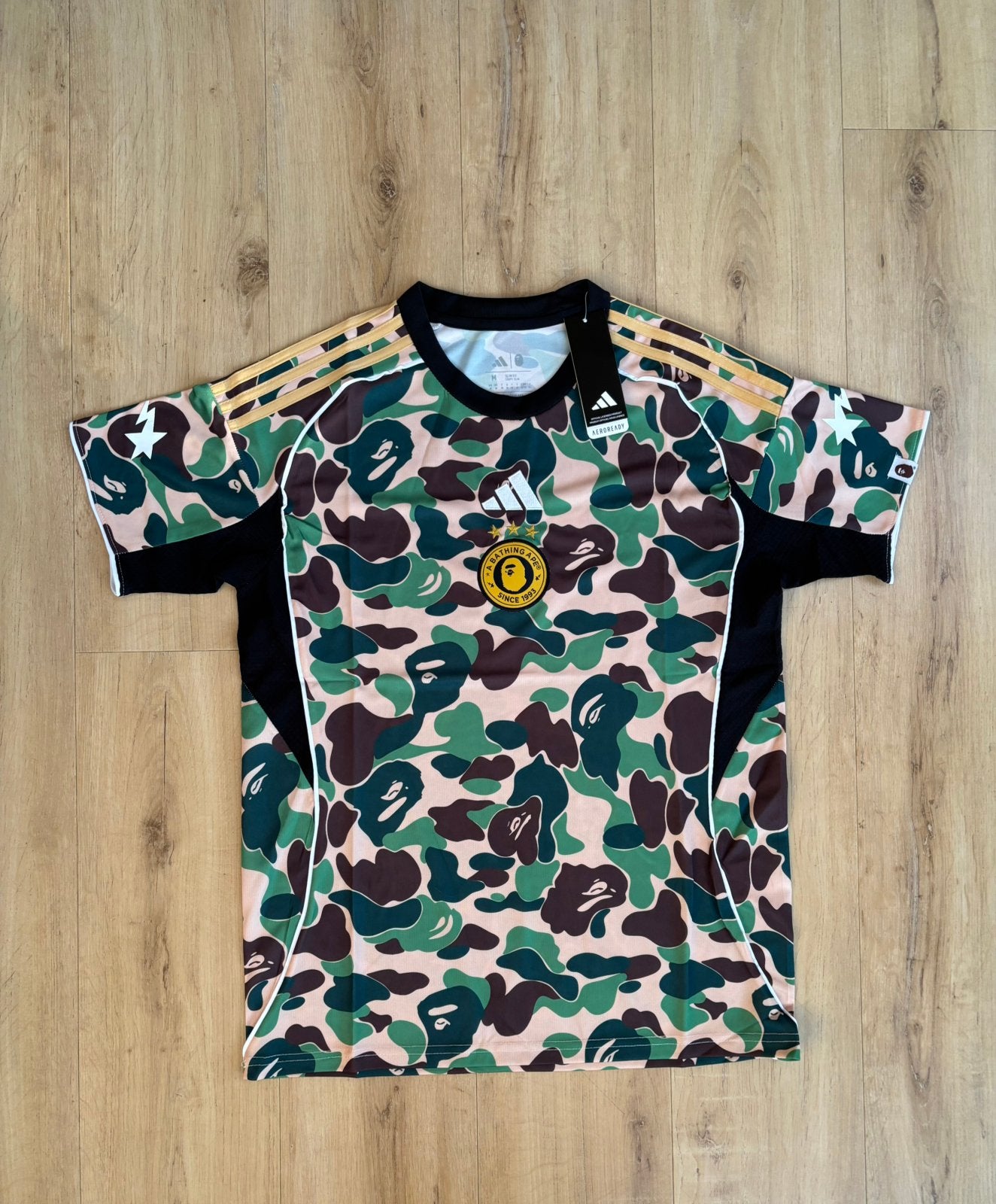 A Bathing Ape x Adidas shirt camouflage - Maat M - Nieuw!, Maat 48/50 (M), Nieuw, Ophalen of Verzenden, Voetbal