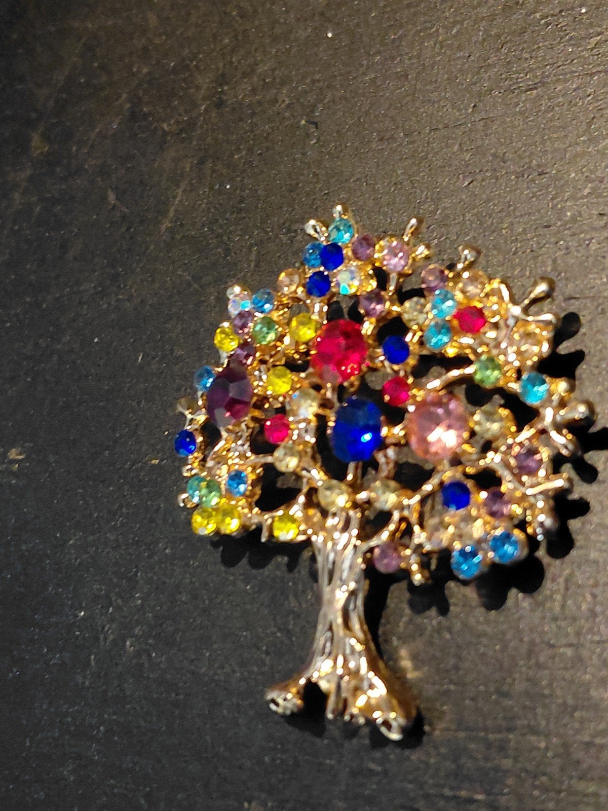 Broche Levensboom met kleurrijke strass steentjes, Overige materialen, 4 tot 7 cm, Nieuw, Ophalen of Verzenden