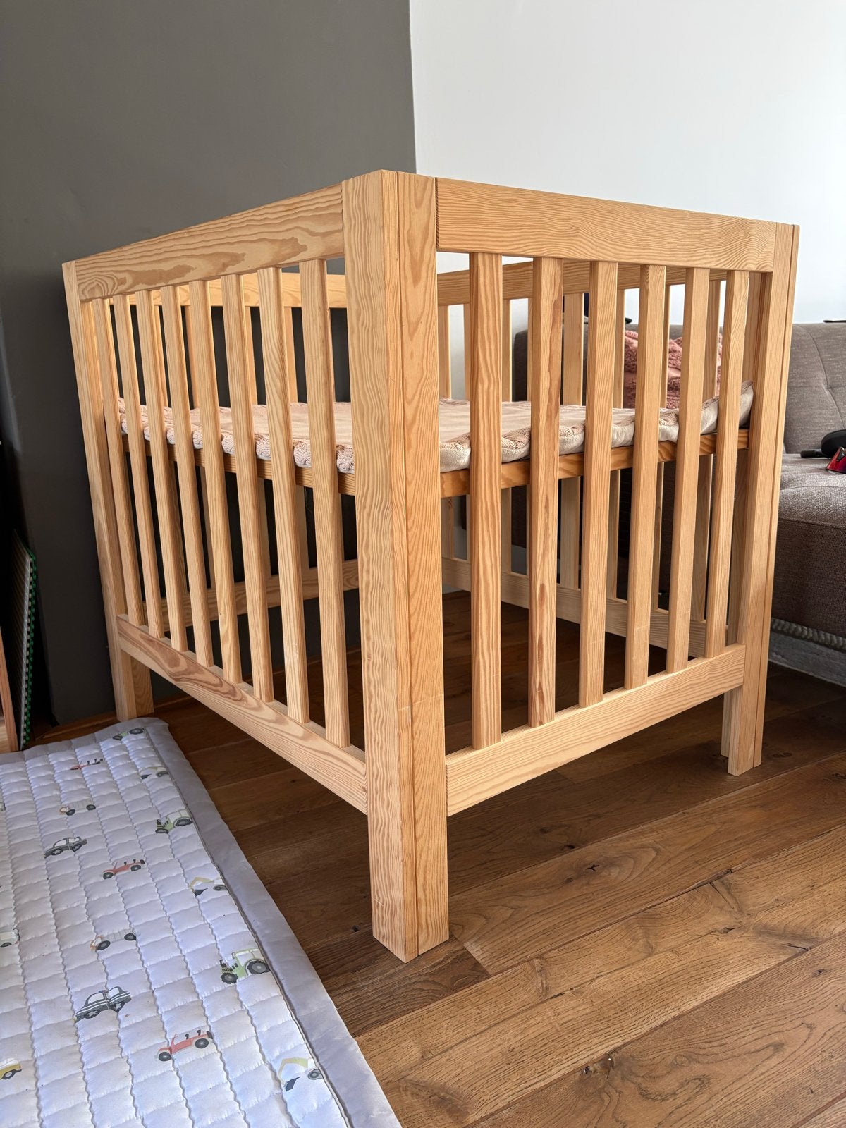 Houten box met boxkleed van Petite Amélie, Ophalen, Zo goed als nieuw, Rechthoekig, Boxkleed