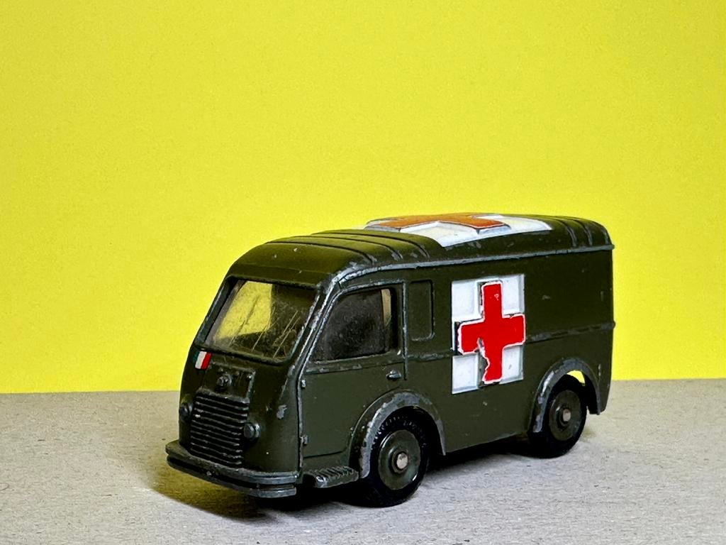 Dinky Toys 80F Ambulance Militaire Renault, Hobby en Vrije tijd, Ophalen of Verzenden, Zo goed als nieuw, Bus of Vrachtwagen, Dinky Toys