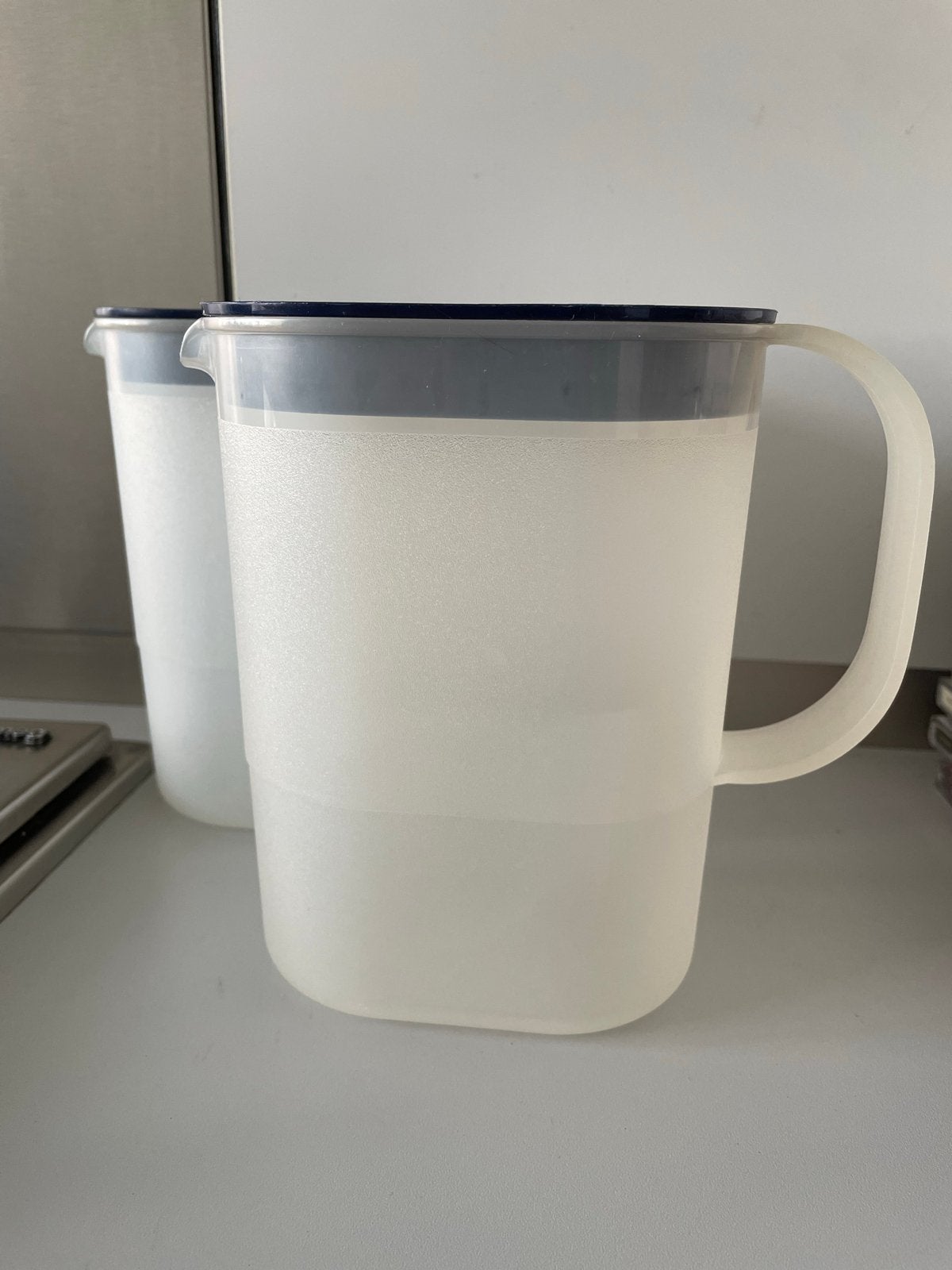 Tupperware Waterkan - Set van 2, Huis en Inrichting, Keuken | Tupperware, Gebruikt, Beker of Kan, Wit, Met deksel, Ophalen of Verzenden