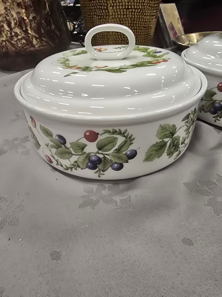 2 marjolein Bastin schalen met deksel van Marjolein Bastin, Ophalen, Overige stijlen, Aardewerk, Schaal of Schalen