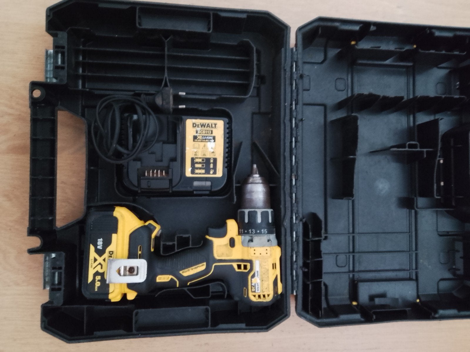 Foto 3 van DeWalt DCD791D2 Accuboormachine met 1 18v 5Ah accu en lader