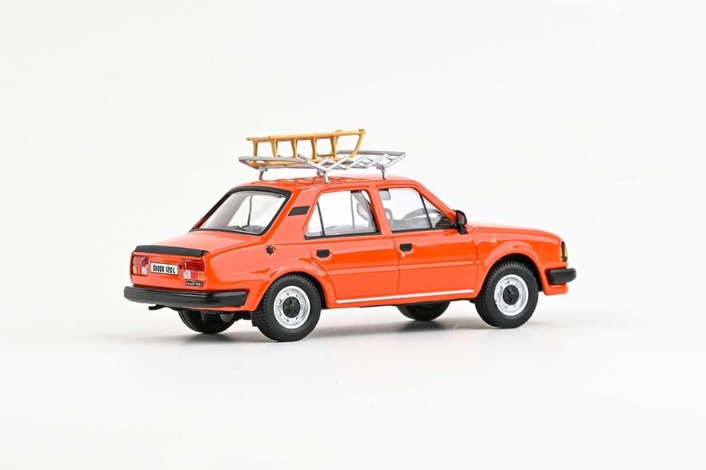 JSN Abrex 1:43 Skoda 120L 1984 met slee, oranje - in vitrine, Overige merken, -, Nieuw, Ophalen of Verzenden