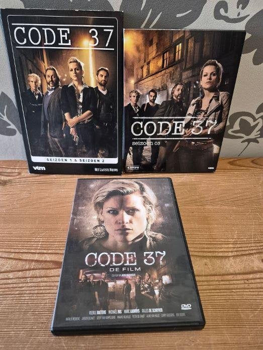CODE 37 - DE COMPLETE SERIE 1 T/M 3 + DE FILM, Nederlands, Zo goed als nieuw, Actie en Avontuur, Vanaf 12 jaar
