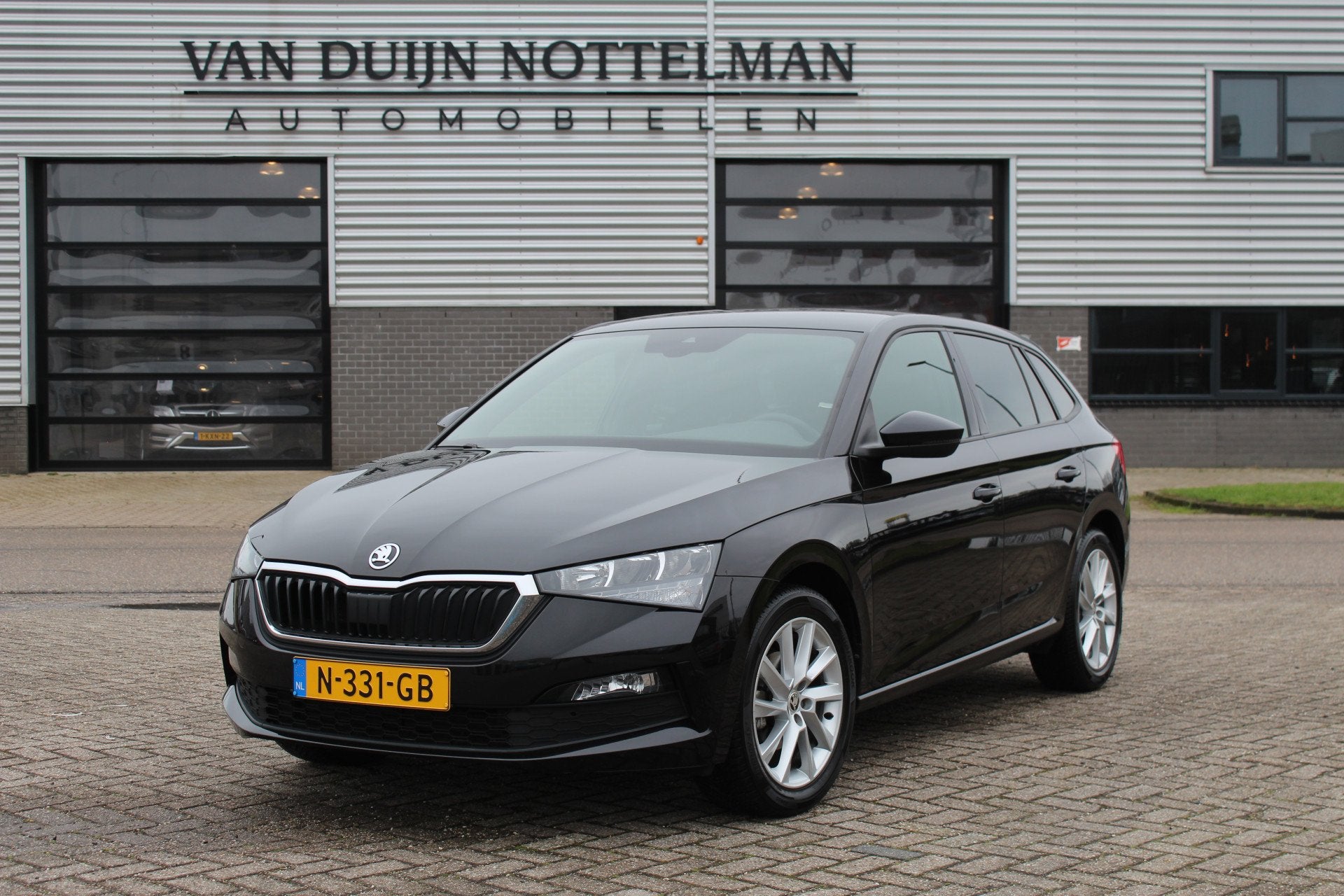 Skoda Scala 1.0 TSI Sport Business / Virtual / Stoelverwarmi, Dealer onderhouden, Gebruikt, Met garantie (alle), 610 kg