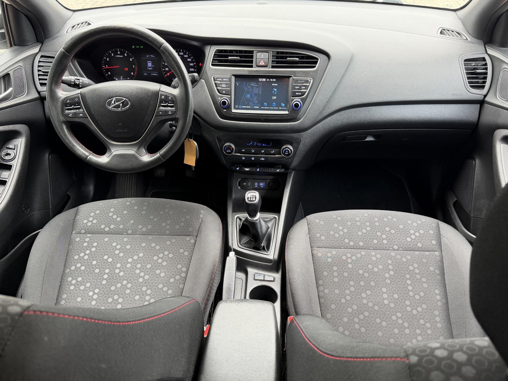 Hyundai i20 1.2 HP i-Motion Premium APPLE CARPL/ANDROID AUTO, Euro 5, 4 cilinders, Wit, Handgeschakeld