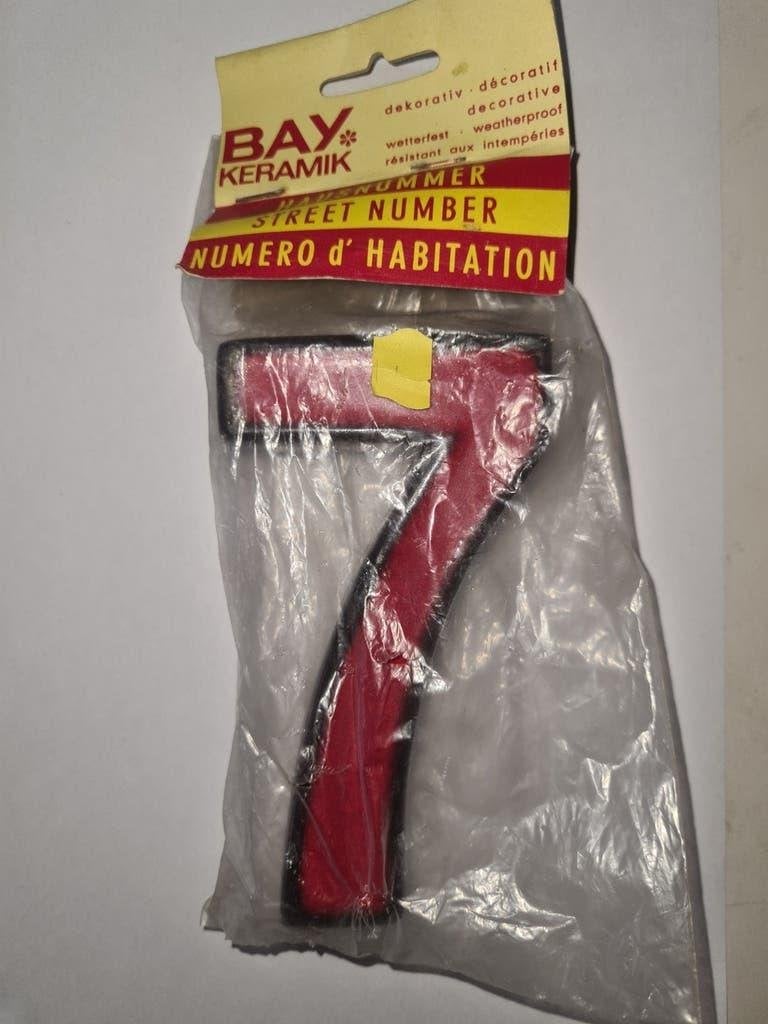 Vintage BAY Keramik huisnummer 7 - NOS Nieuw in verpakking, Vintage, Nieuw, Ophalen of Verzenden, Rood