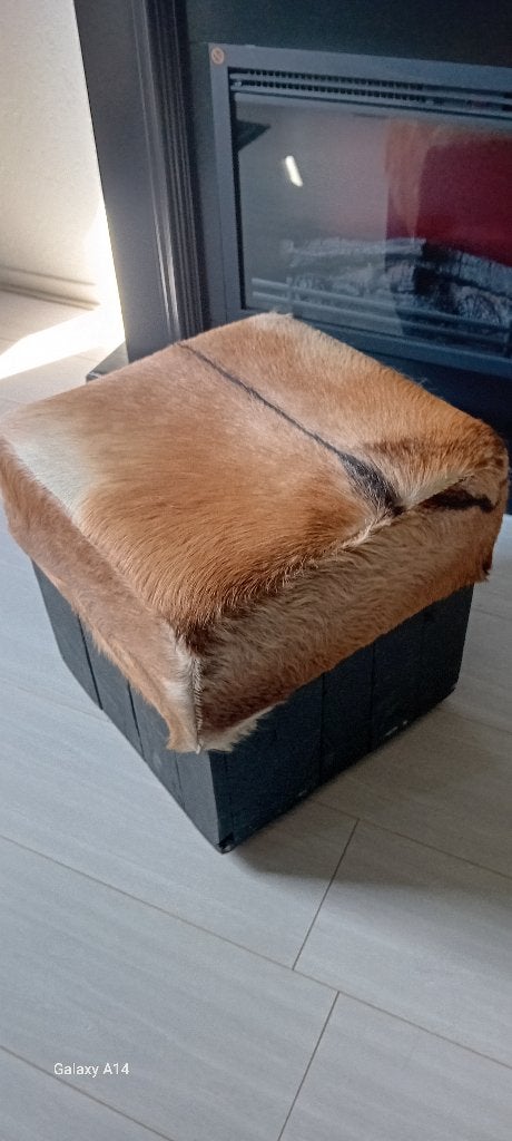 Poef van koeienhuid op zwenkwielen, Overige materialen, Minder dan 50 cm, Gebruikt, Minder dan 50 cm