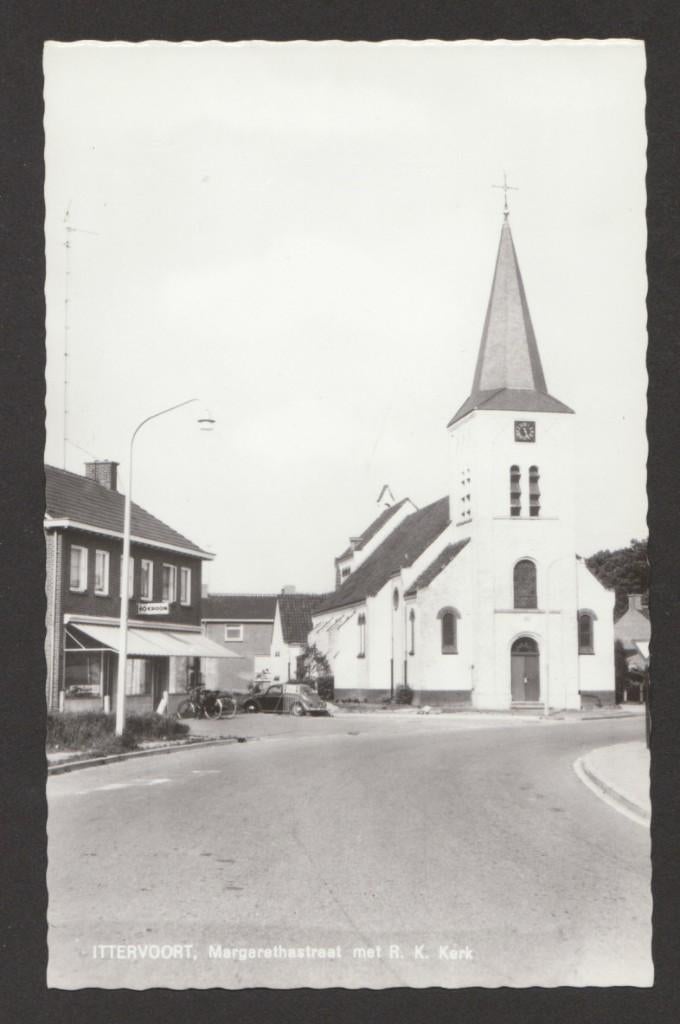 Ittervoort (nabij Neeritter ) - Margarethastraat met RK Kerk, Verzenden, 1960 tot 1980, Ongelopen, Limburg