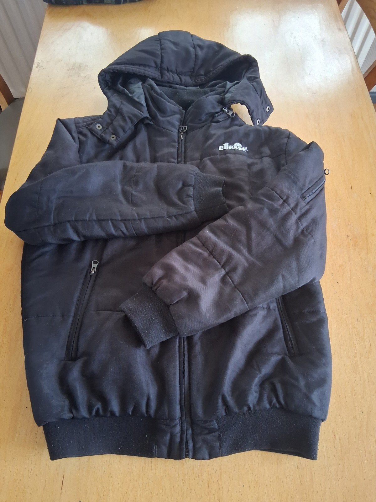Ellesse Jas Zwart Maat 170/176 - Gebruikt met klein gaatje, Ophalen of Verzenden