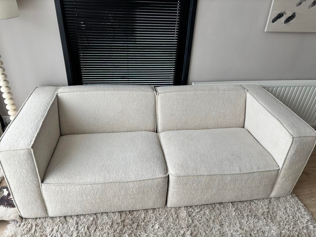 Moderne 2-zits bank in lichtbeige teddy stof, Huis en Inrichting, Banken | Bankstellen, Ophalen, Tweepersoons, 75 tot 100 cm, Zo goed als nieuw
