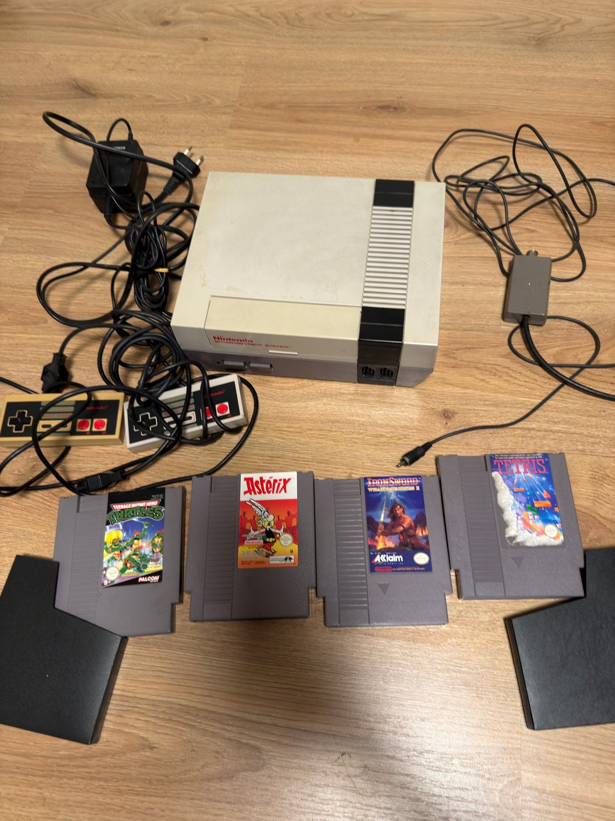 NES console met 4 spellen en alle kabels, Spelcomputers en Games, Gebruikt, Overige genres, 2 spelers, Eén computer