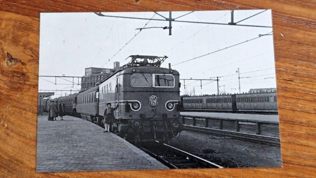 Foto TREIN NS Nederlandse Spoorwegen Loc 1143, Verzamelen, Spoorwegen en Tramwegen, Verzenden, Gebruikt, Trein, Overige typen