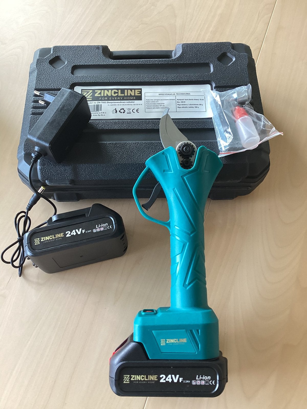 24 v snoeischaar met 2 accu,s van 4.0 ah slijpsteen en olie, Tuin en Terras, Snoeischaren, Ophalen of Verzenden, Nieuw, 20 t/m 29 mm