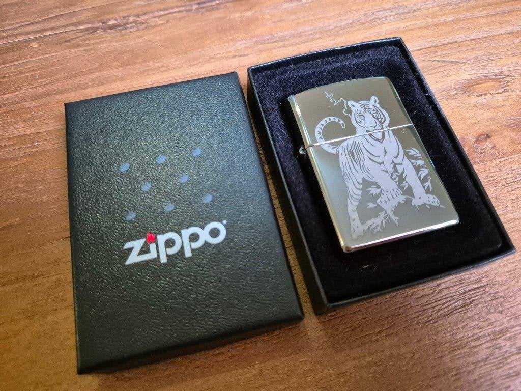 Zeer mooie zilverkleurige Zippo "Territorial tiger", nieuw!, Ophalen of Verzenden, Nieuw, Aansteker