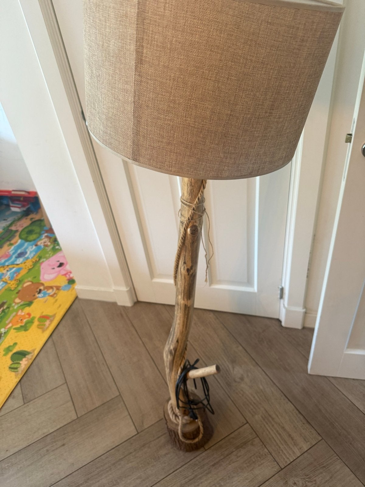 Unieke staande lamp van drijfhout met stoffen kap, Huis en Inrichting, Lampen | Vloerlampen, Ophalen, Zo goed als nieuw, Hout